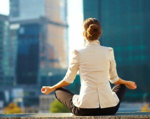 Piecas minūtes meditējot visas dienas garumā, var trenēt prātu izturēt stresu un nemieru. Izmēģiniet piecu minūšu meditāciju, lai nomierinātu satraukumu.