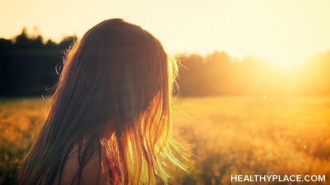 Vasaras trauksme ir reāla. Uzziniet četrus iemeslus, kāpēc vasara var izraisīt trauksmi, un izmantojiet zināšanas, lai palīdzētu novērst vasaras trauksmi vietnē HealthyPlace.