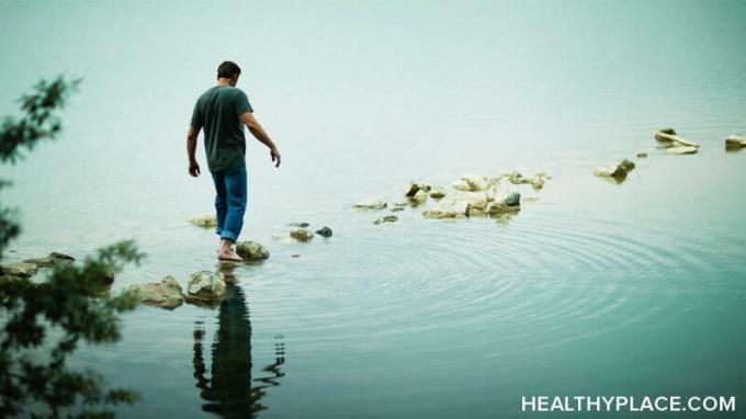 Ja jūs paliekat šeit un tagad, varat apmācīt savas smadzenes, lai izvairītos no PTSD nevēlamajām zibspuldzēm. Uzziniet vairāk vietnē HealthyPlace.