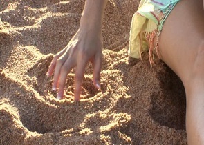 Lasiet tālāk, lai uzzinātu, kāpēc smilšu spēle darbojas un kā bērni un pieaugušie var spēlēt ar smiltīm, lai mazinātu trauksmi. 