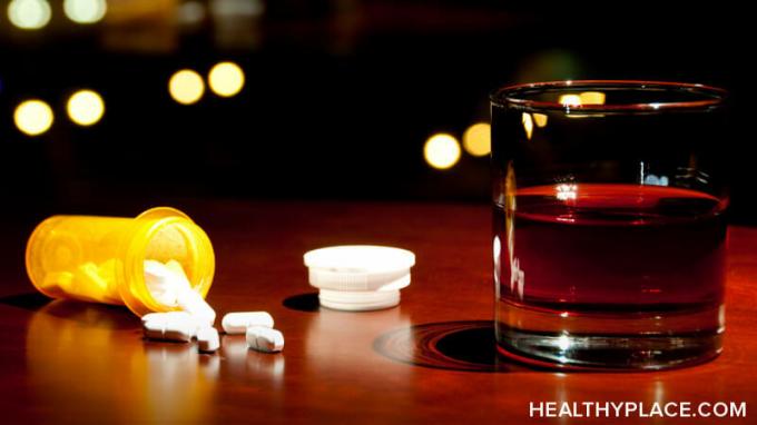 Opioīdi un alkohols ir bīstama kombinācija. Atklājiet, kāpēc opioīdu un alkohola sajaukšana patiešām var jūs satraukt un pat nogalināt. Sīkāka informācija par HealthyPlace.