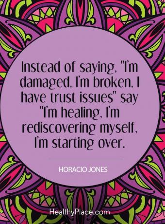 Pozitivitātes citāti saka, ka vienmēr ir labāks veids, kā redzēt grūto pieredzi, tā vietā, lai teiktu: “Es esmu sabojāts. Esmu salauzts. Man ir uzticēšanās problēmas ”, saka“ es dziedinu. Es sevi atklāju no jauna. Es sākšu no jauna.