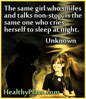 Citāts par depresiju - tā pati meitene, kura smaida un nepārtraukti sarunājas, ir tā pati, kas raud sevi naktī gulēt.