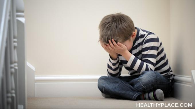 PTSS bērniem ir reāls. Vietnē HealthyPlace.com uzziniet PTSS cēloņus, simptomus, ietekmi un ārstēšanu jebkura vecuma bērniem