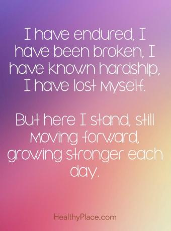 Citāts par garīgo veselību - esmu izturējis, esmu salauzts, es zinu grūtības, esmu pazaudējis sevi. Bet šeit es stāvu, joprojām virzoties uz priekšu, katru dienu kļūstot stiprāks.