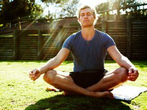 Uzziniet par neskaitāmajiem jogas ieguvumiem, ieskaitot prāta nomierināšanu un emociju kontroli.