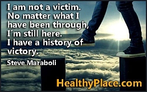 Garīgās veselības citāts - es neesmu upuris. Neatkarīgi no tā, ko esmu piedzīvojis, es joprojām esmu šeit. Man ir bijusi uzvara vēsturē