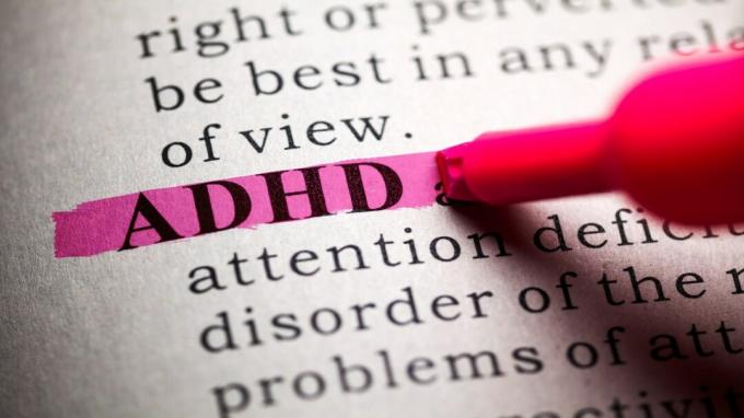 Grāmata ar ADHD, kas apzīmēta ar marķieri.