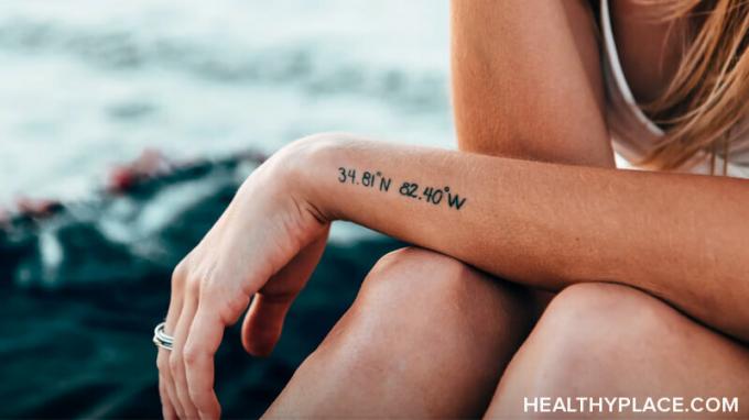 Pozitivitātes tetovējumi ir jauna tendence garīgās labsajūtas jomā, bet vai tie var padarīt jūs laimīgāku? Uzziniet vietnē HealthyPlace. 