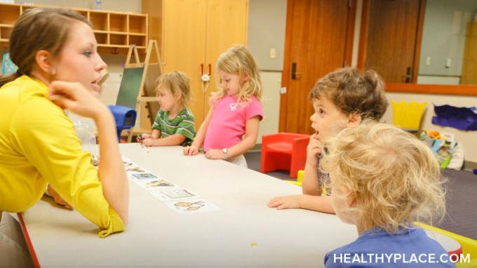 Bērnu terapijas grupām ir priekšrocības un trūkumi. Uzziniet par grupas konsultēšanu pusaudžiem un bērniem, kā arī par bērnu terapijas grupu priekšrocībām un trūkumiem vietnē HealthyPlace. 