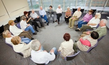 Jebkuras atkarības atjaunošanas programmas neder visiem, tāpēc kura atkarības atveseļošanas programma derēs jums? Izlasiet šo salīdzinājumu. 